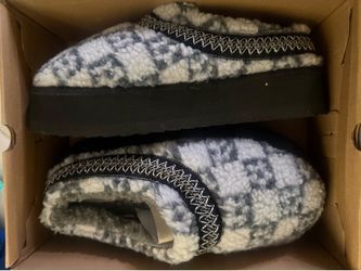 NEW furry booties - DALLAS AREA