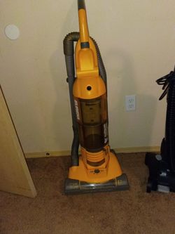 Multicyclonic vacuum cleaner