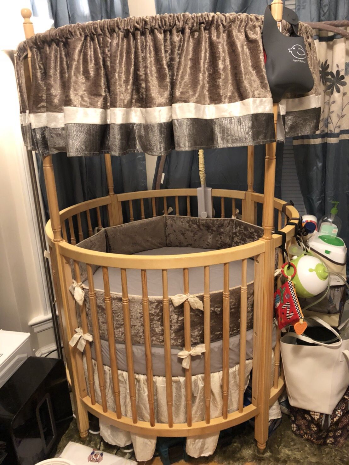 Baby round crib Dream on me Sophia posh , natural