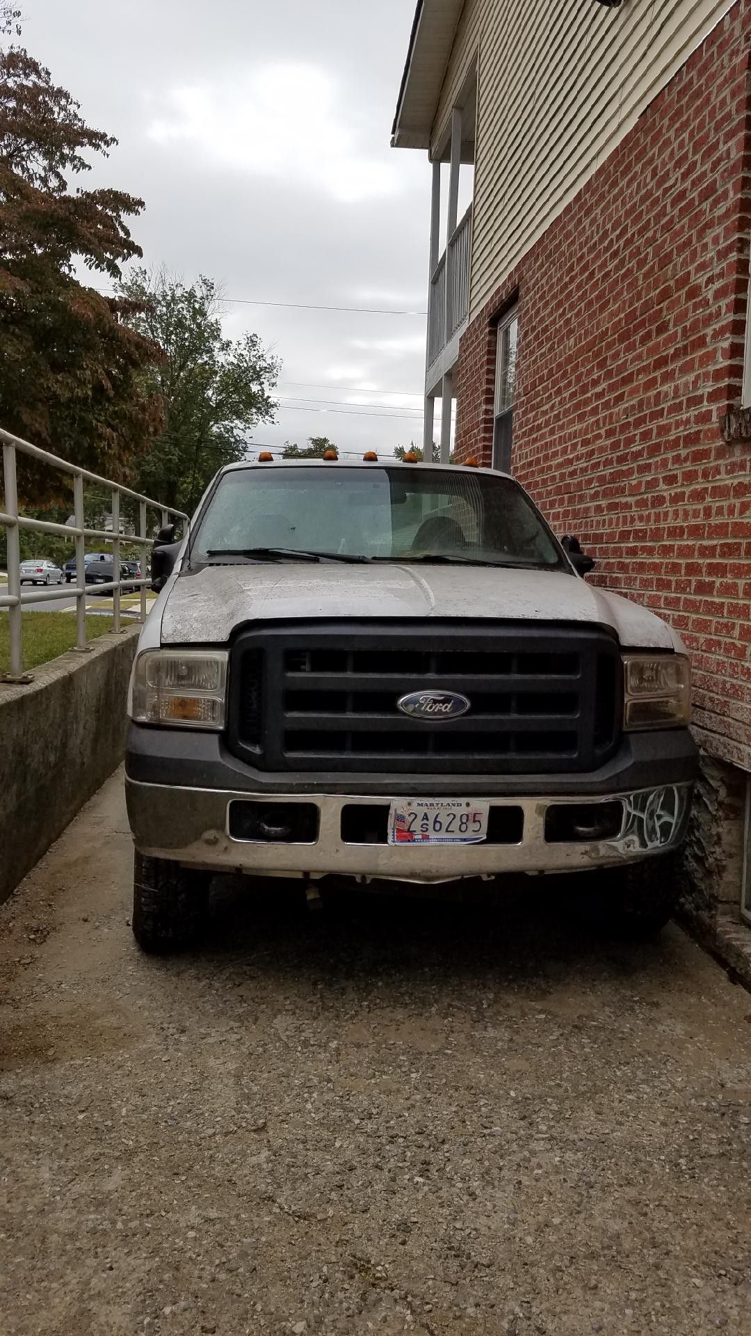 2006 SUPER DUTY 4X4 NEW ALL TIRES THE CAR RUNNING BUT DON'T DRIVERS BECAUSE INEED LIFTERS FIXE