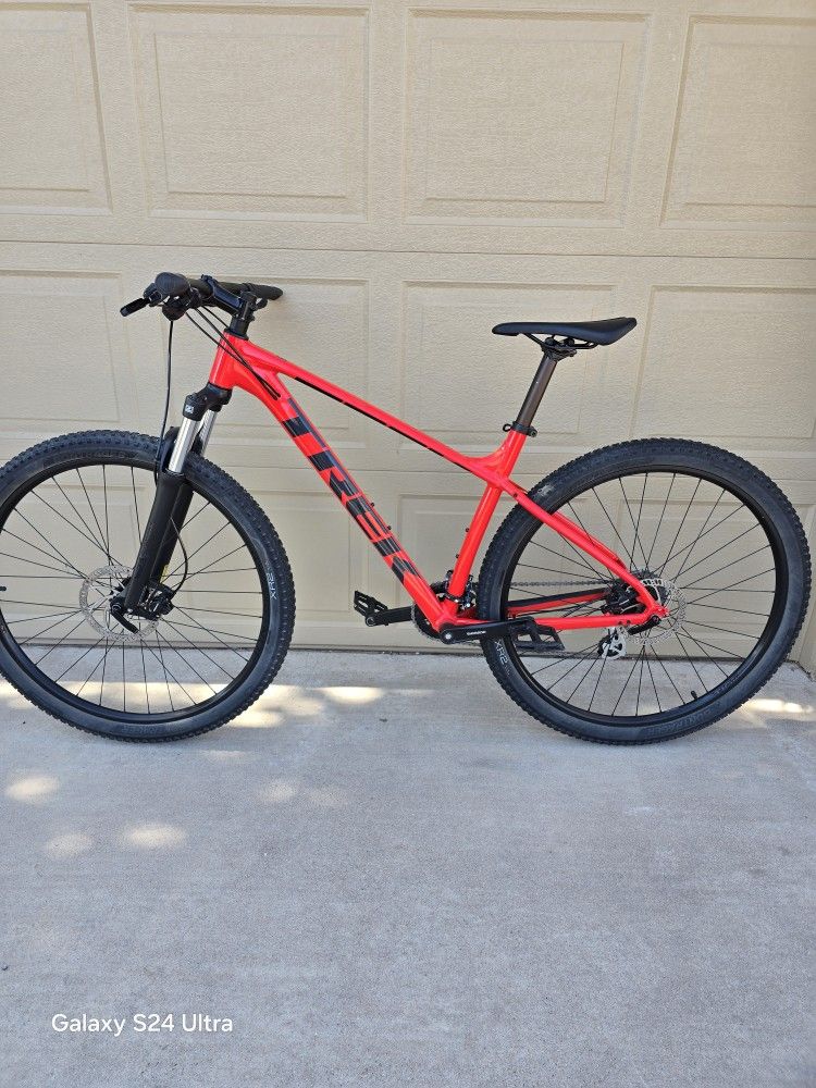 TREK MARLIN 6 MOUNTAIN BIKE 29ER (LARGE FRAME)