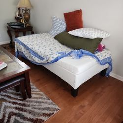 🏷️ WHITE UPHOLSTERED PLATFORM BED & MATTRESS 🏷️