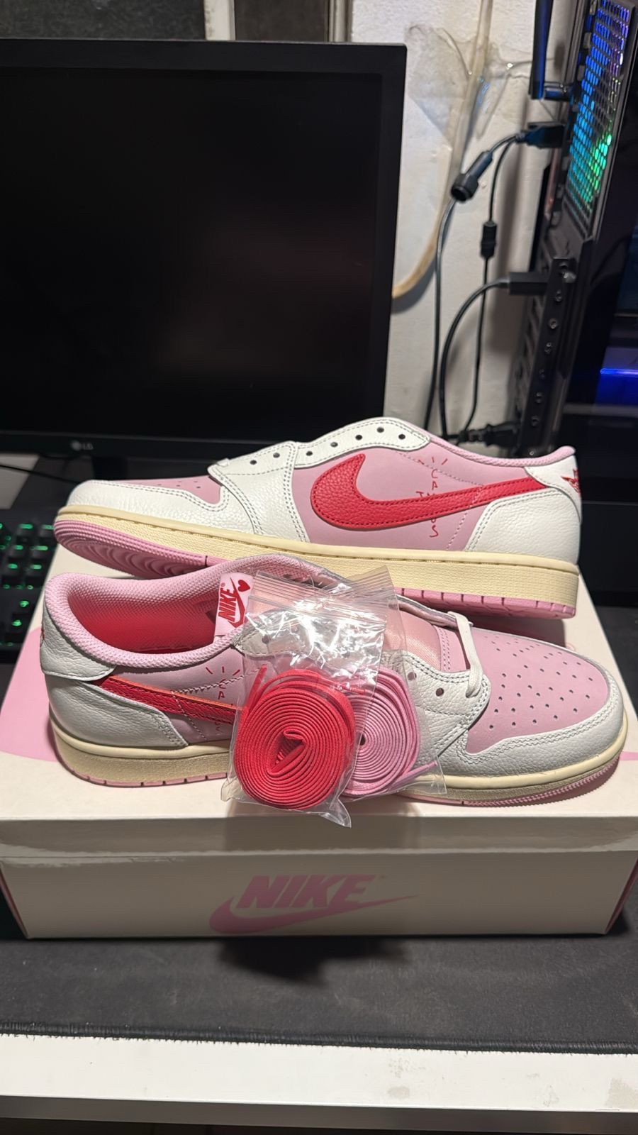 Jordan 1 Low Travis Scott Shy Pink size 10