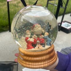 VINTAGE MUSICAL SNOWGLOBE