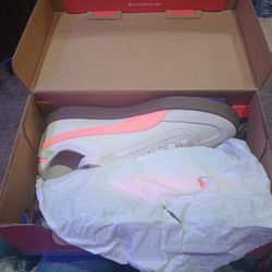 Women's Pumas Sneakers