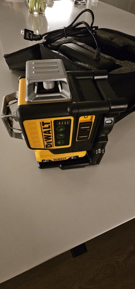 Dewalt laser level 3 sides with battery and charger