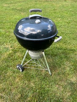 22 inch Weber Kettle with ash basket and built in thermometer