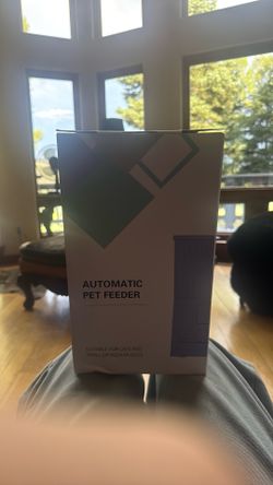 Automatic pet feeder (medium dogs and cats)