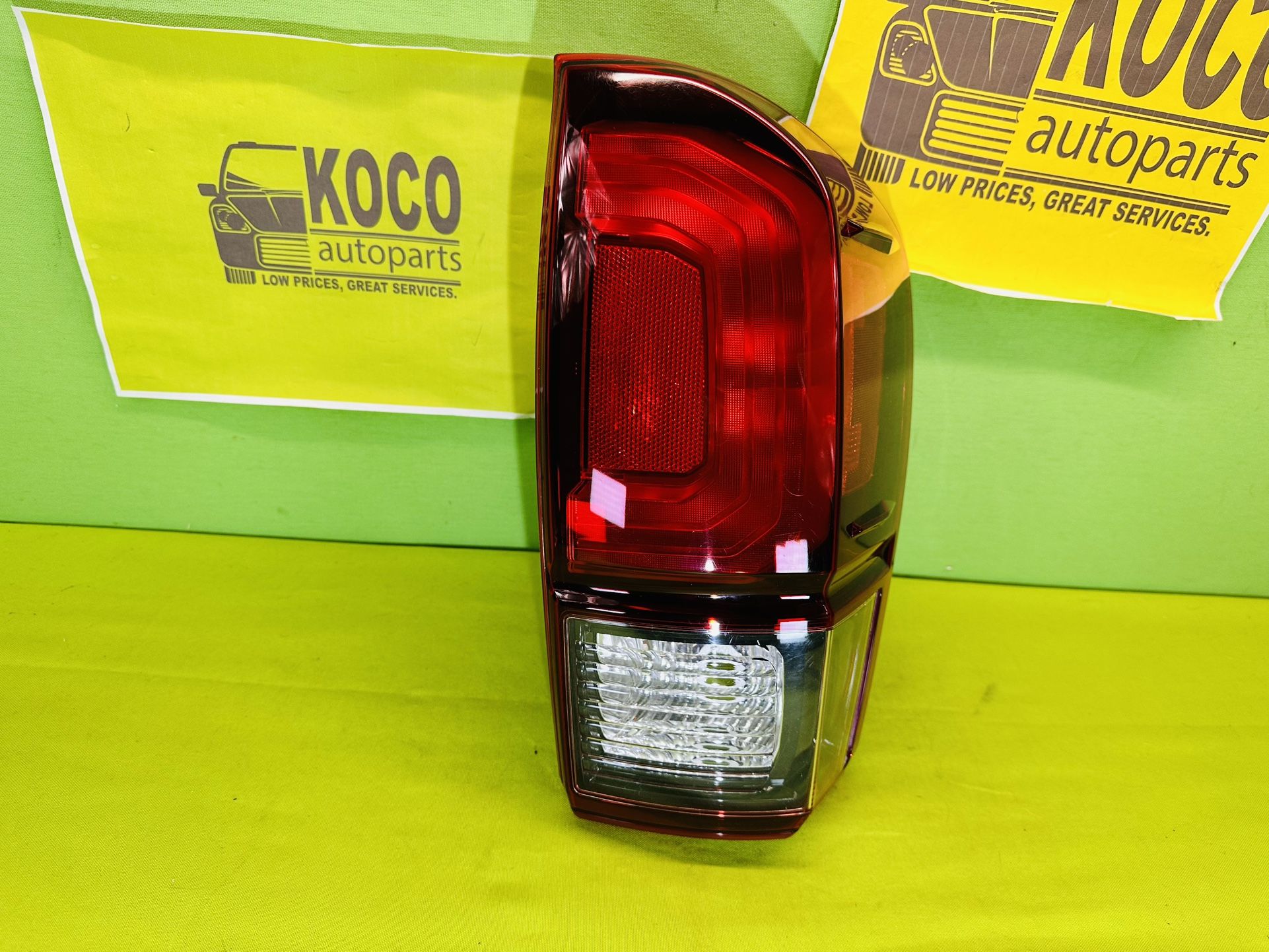 2016 - 2022 TOYOTA TACOMA HALOGEN TAIL LIGHT RIGHT PASSENGER SIDE OEM
