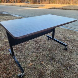 Desk With Wheels