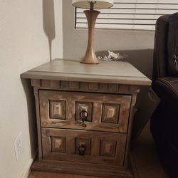 Set Of 2 End Tables/nightstands