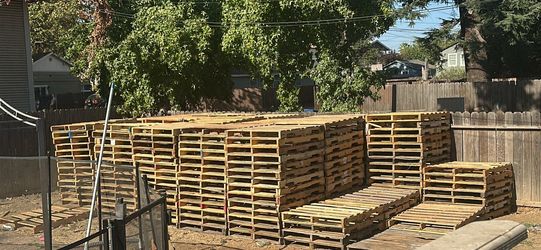 300+ Pallets in Houston Texas ($2.00).