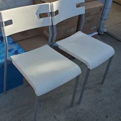 2 Chairs With Cushion 