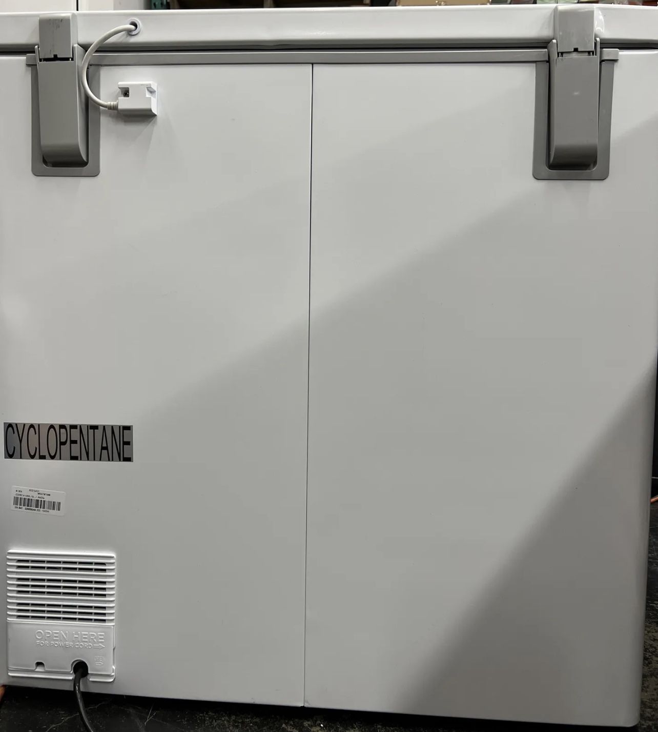 Midea 7.0 cu ft Chest Freezer with Interior LED Light, MRC07M7AWW Used
