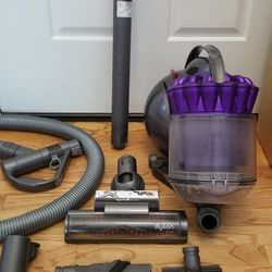 NEW cond DYSON ANIMAL BIG BALL VACUUM  , AMAZING POWER SUCTION  , WORKS EXCELLENT  , IN THE BOX   , $125  NO OFFER PLEASE 