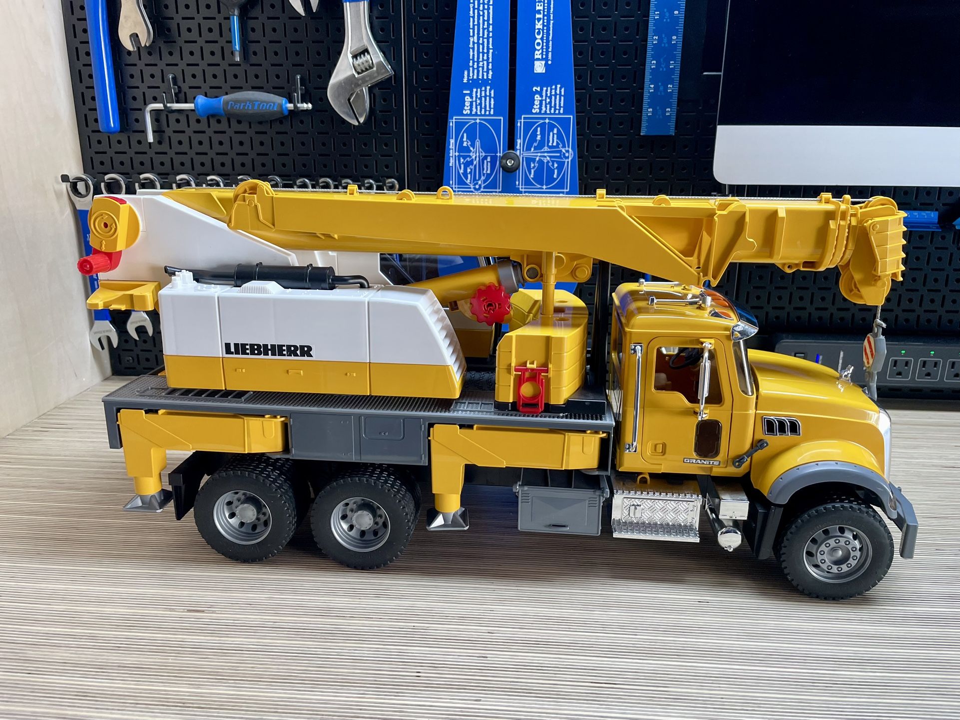 BRUDER 02818 Mack Granite Liebherr Crane Truck
