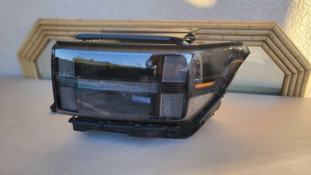 2024 - 2025 HYUNDAI SANTA FE LEFT HEADLIGHT DRIVER SIDE LED GENUINE USED OEM.  AA2