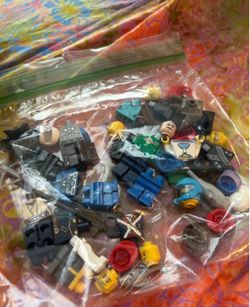 small lego minifigure lot with accessories