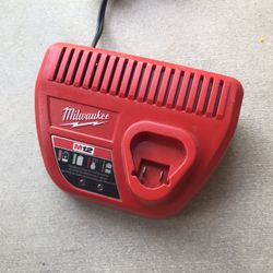 Milwaukee// M12 Charger Outlet 12 V 