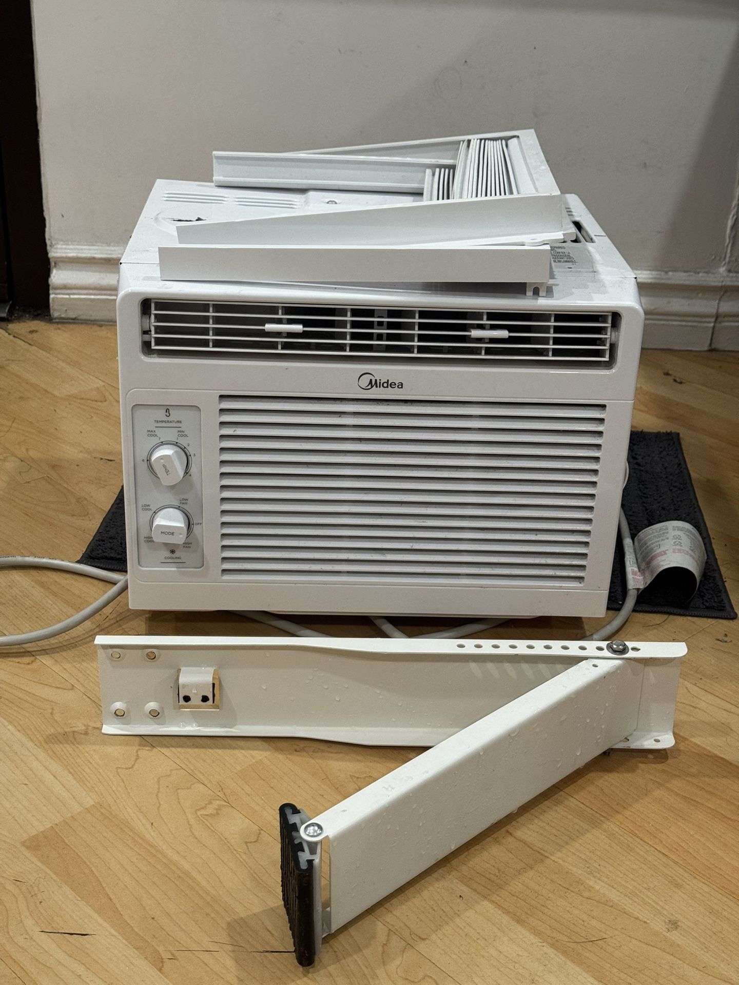 Midea Window Type Air Conditioner + Wall Bracket