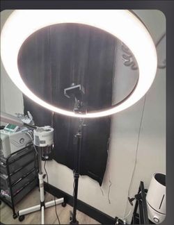 Brand new beautiful neewer 18 inches led ring light. Has different settings.  Comes with carry case & remote & tripod