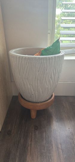 Ceramic Pot With Faux Wooden Stand