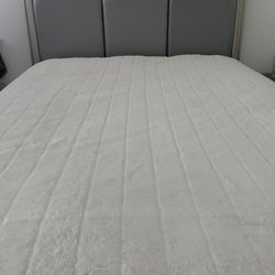 Queen Bed Set  - 2 Night Stand- Dresser 