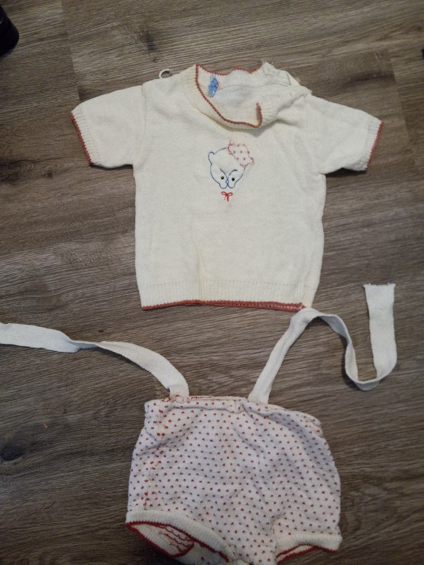 1950s Vintage Cream Color Baby Clothes Infant Knitted Red Trim 2 PC Donmoor Nice
Add a touch of vintage charm to your little one's wardrobe Or Doll