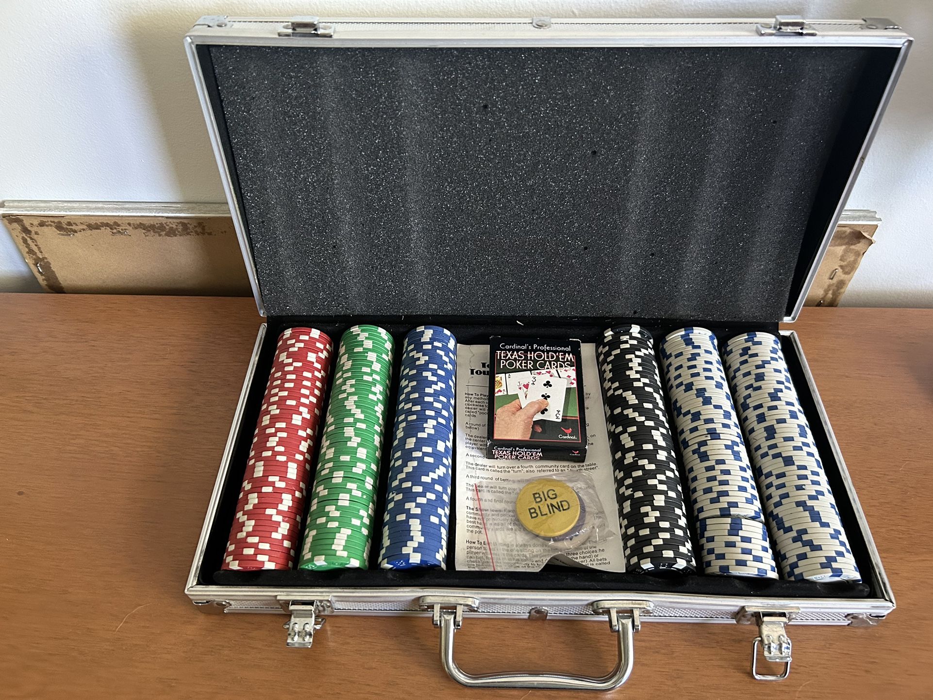 300-Piece Cardinal Poker Chip Set With Aluminum Case