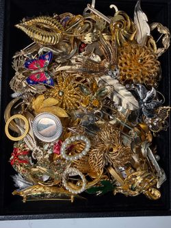 Vintage brooch lot