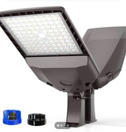 HYPERLITE LED Parking Lot Light, 200W 30000Lm 5000K shoebox Light with Dusk to Dawn photocell, IP65