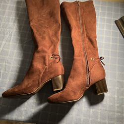 Stylish brown suede knee-high boots with block heels and side zippers. size 7.5