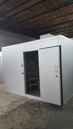 WALK IN COOLERS / WALK IN FREEZERS