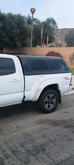 Camper shell Topper Snug Top, for Toyota Tacoma long bed, fits perfectly snug, original fit for 2005 -2015, carpeted inside very nice.
