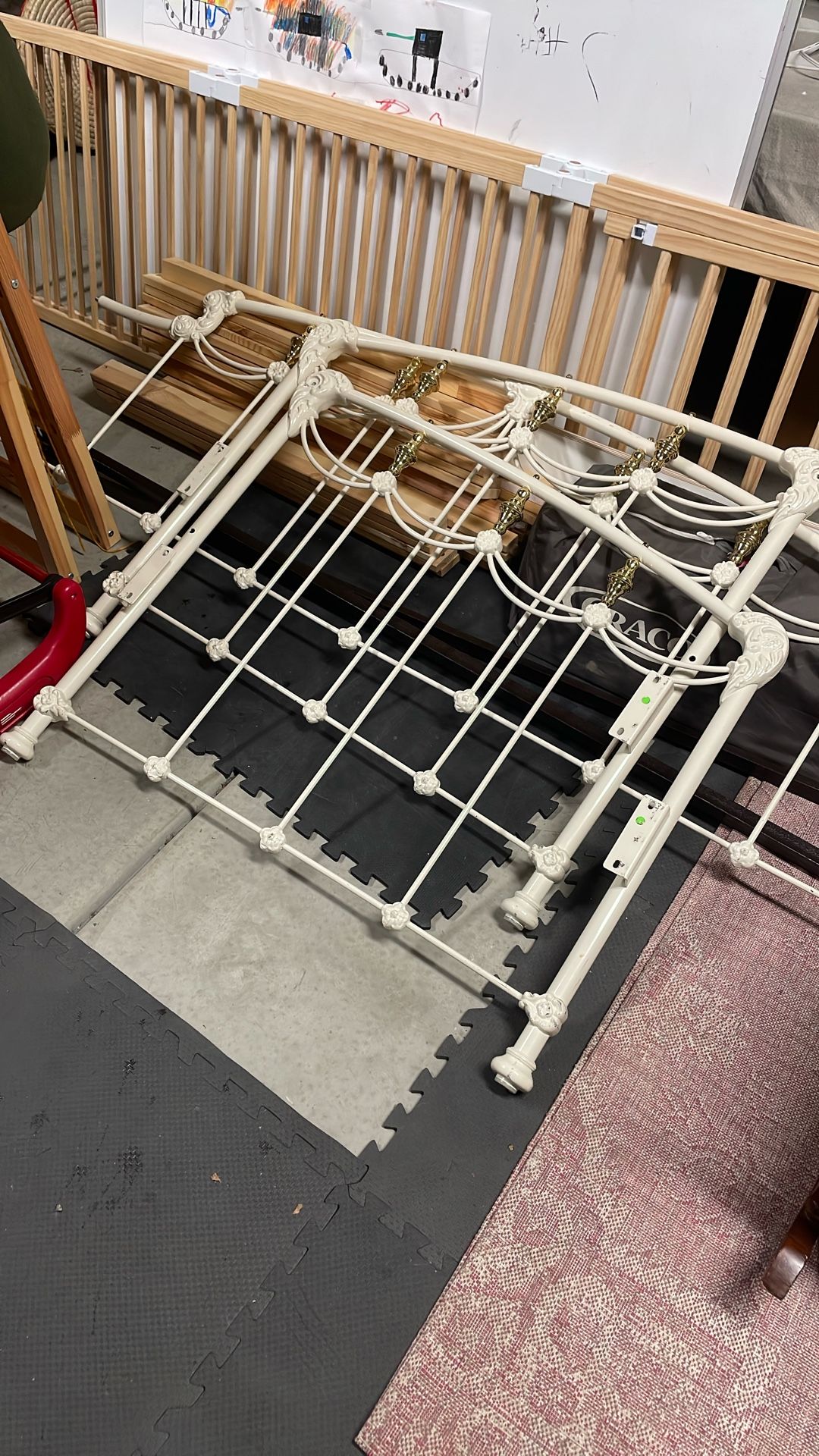 White Frame Floral Day Bed