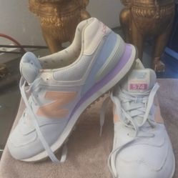 NB WOMENS 574 Size 9.5B Like New