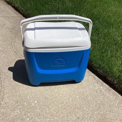 Igloo Island Breeze Cooler Blue / White 18” Long x 16.5” Tall 28 Quarts 