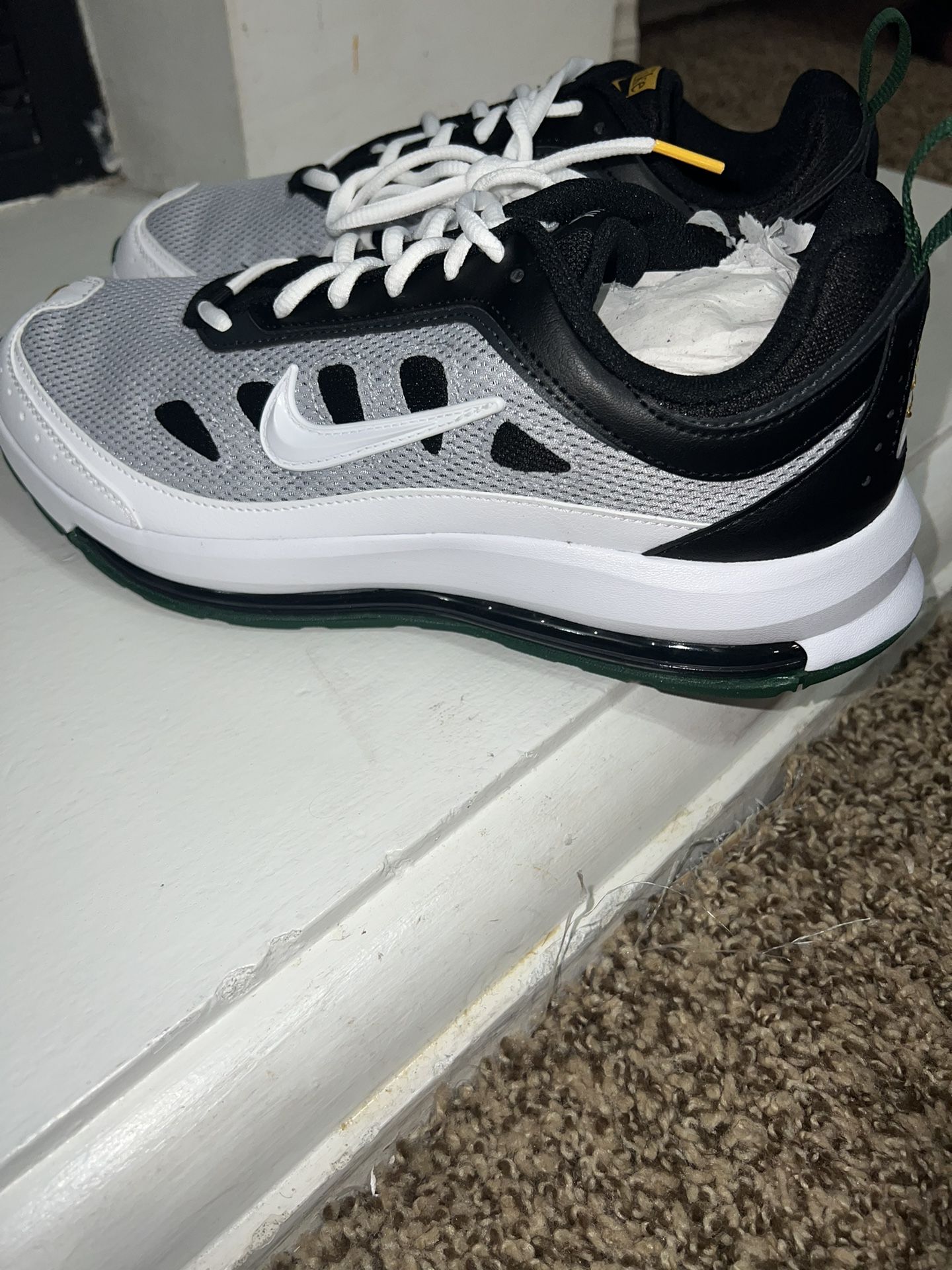 Mens New Nike Air Max Shoe Size 1/2