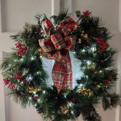 Beautiful Christmas 🎄 Wreath, With Lights.Good Condition.