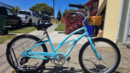 Beautiful Electra Beach Cruiser 24"Tires 
Excellent Condition