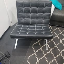 Metal comforter chair with leather