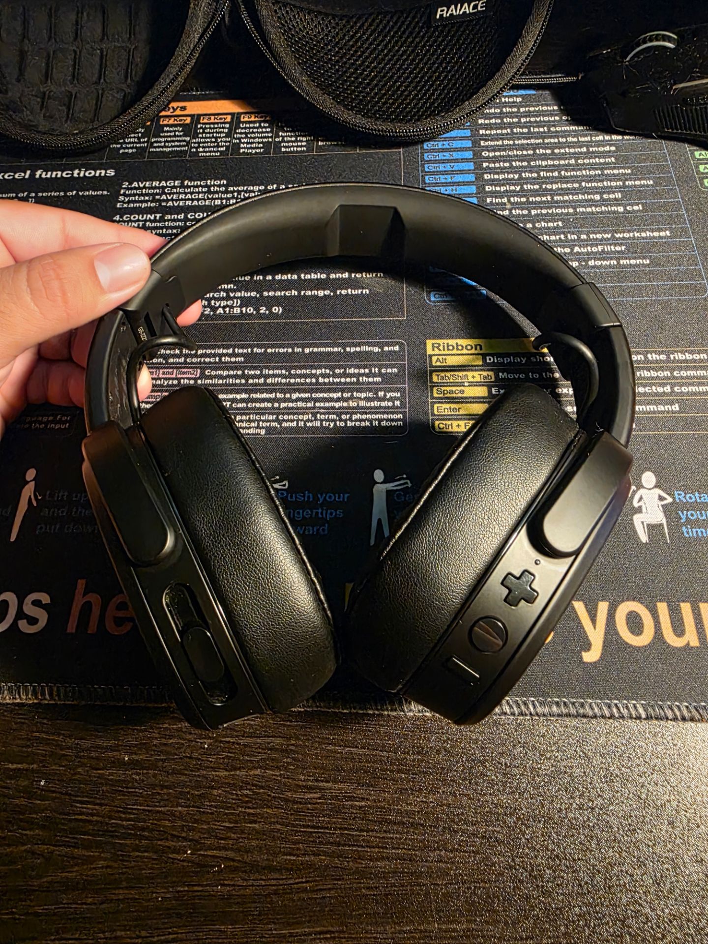 SkullCandy Crusher wireless headphone w/hard case