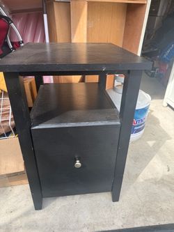 Sturdy table with drawer