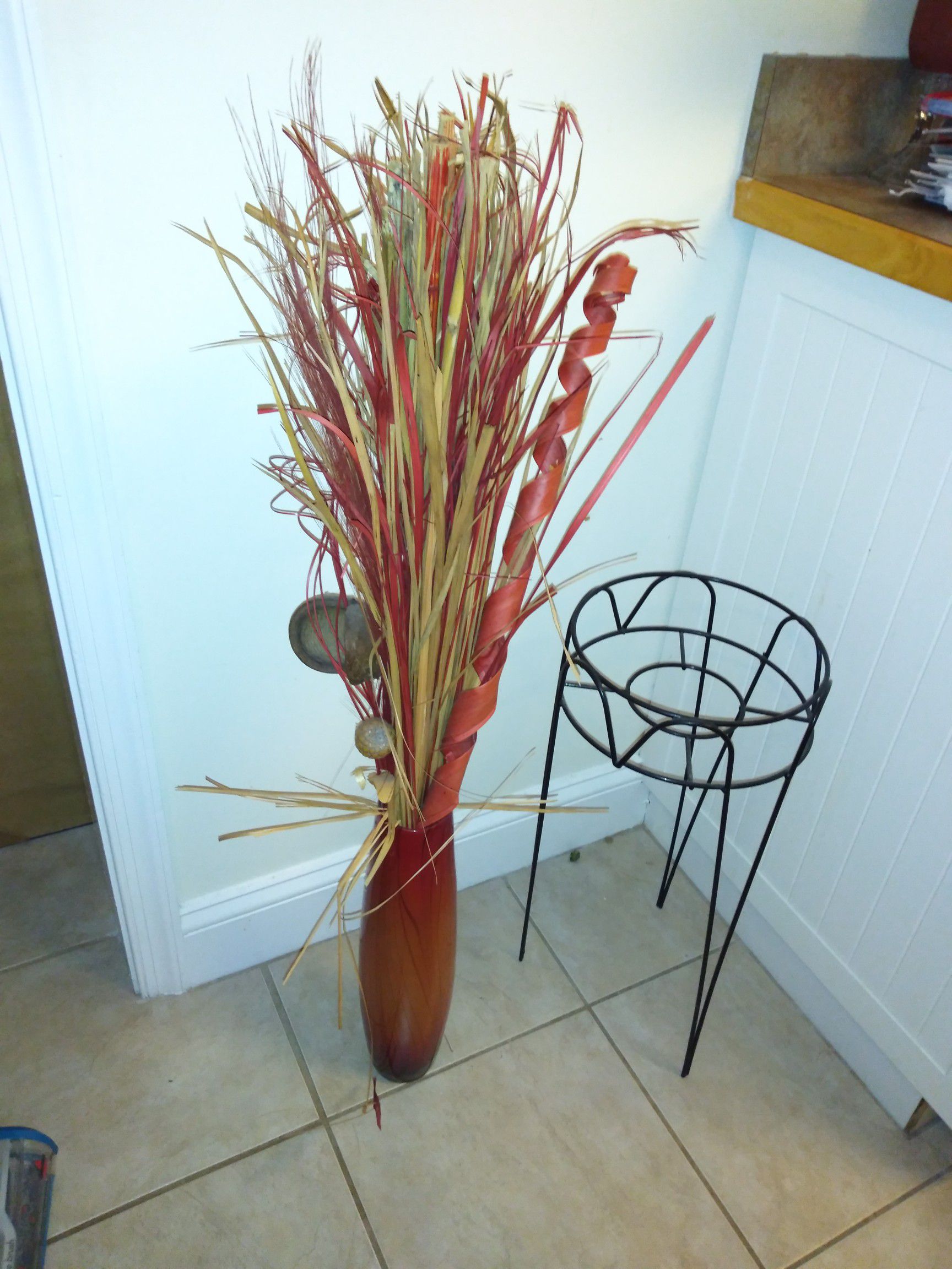 Red vase & flower pot stand
