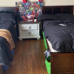 Solid Wood Twin Beds With Storage Drawers Like New 