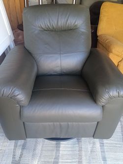 Beautiful leather Recliner