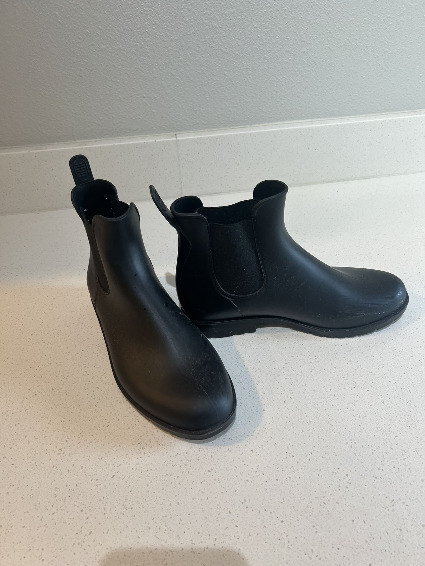 Women’s Size 8.5 Slip On Waterproof Heeled Boots