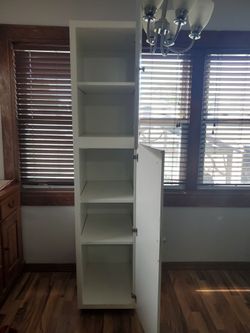 Tall kitchen gabinete.