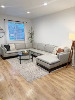 BEAUTIFUL Leather sectional couch DELIVERY 🚚