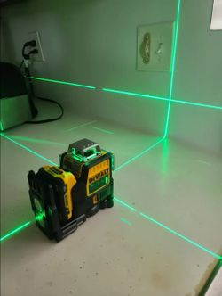 Dewalt DW089LG 12V MAX Green Self-Leveling 3 Lines 360 Degree Laser Level with 2.0Ah Battery, Charger and Case